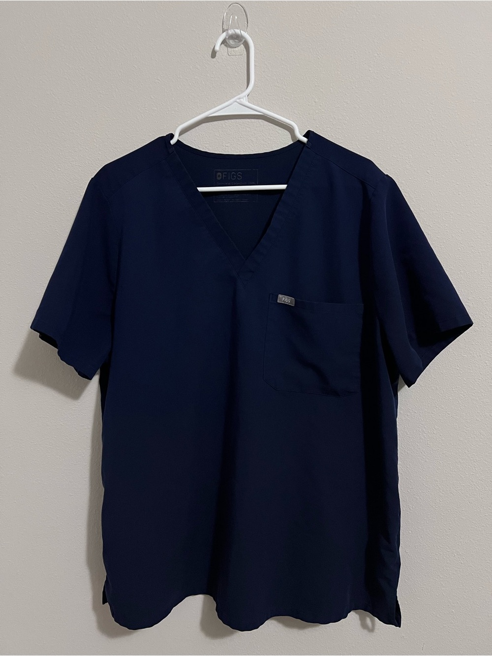 FIGS Men’s Navy V-Neck Scrub Top xl